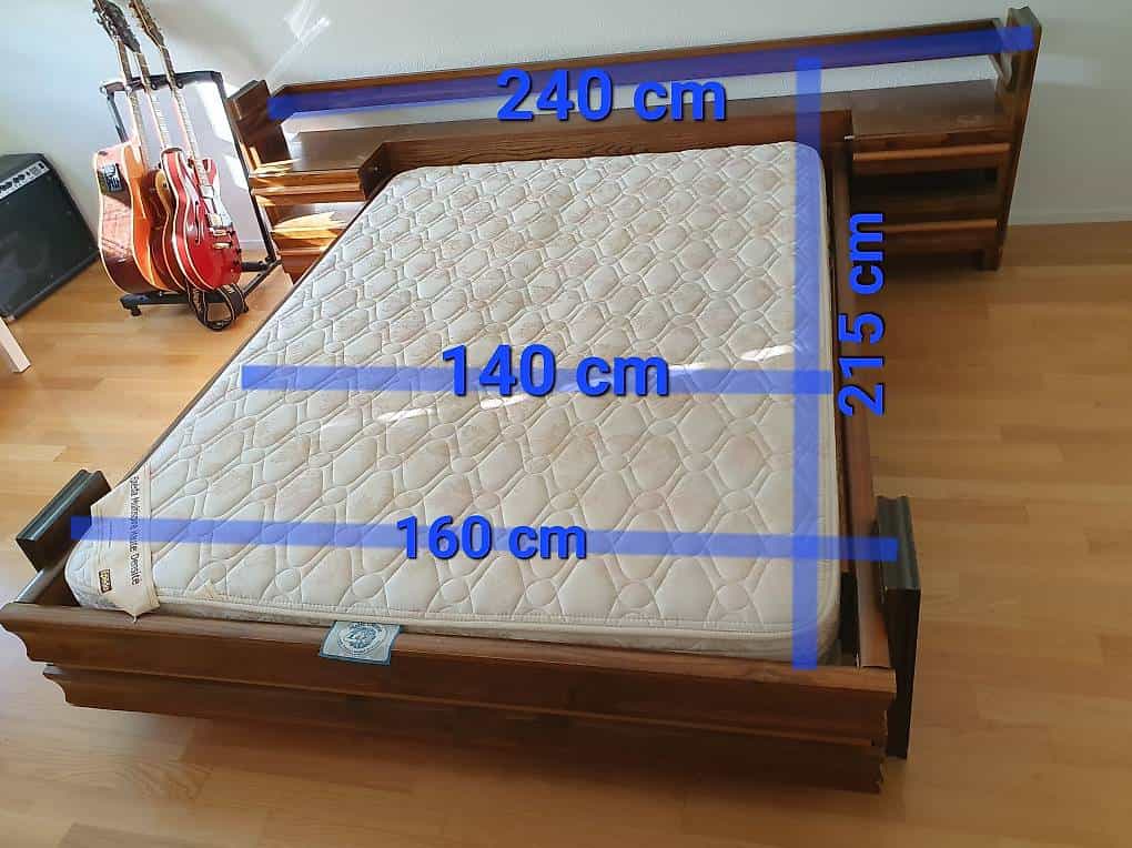 Doppelbett mit Nachttischen und Matratze