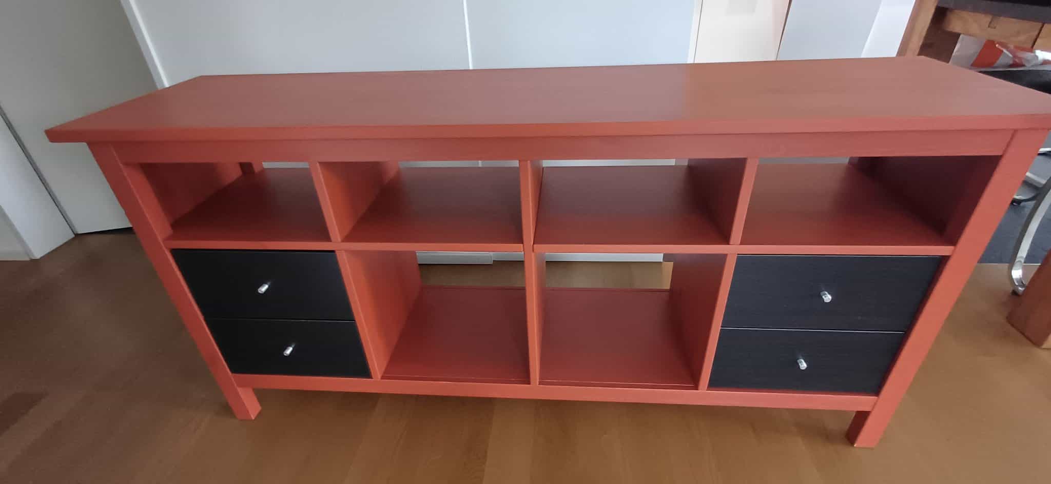 Sideboard dunkelorange mit schwarzen Schubladen