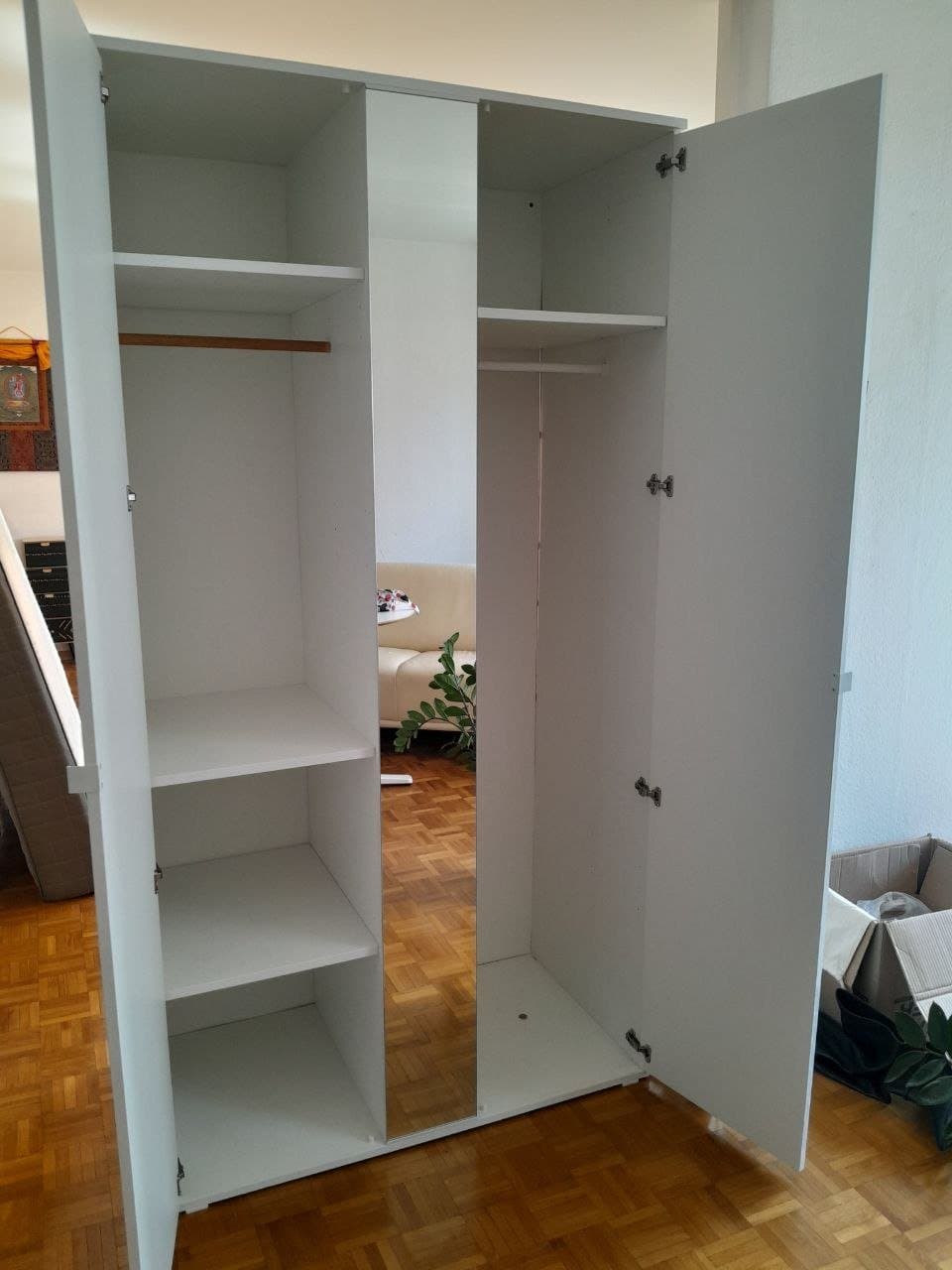 Weißer Kleiderschrank mit Spiegel