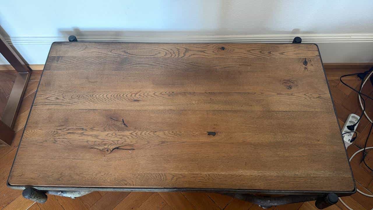 Holztisch auf Rollen