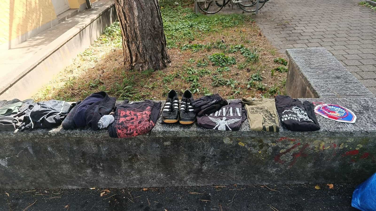 Kleidung und Schuhe