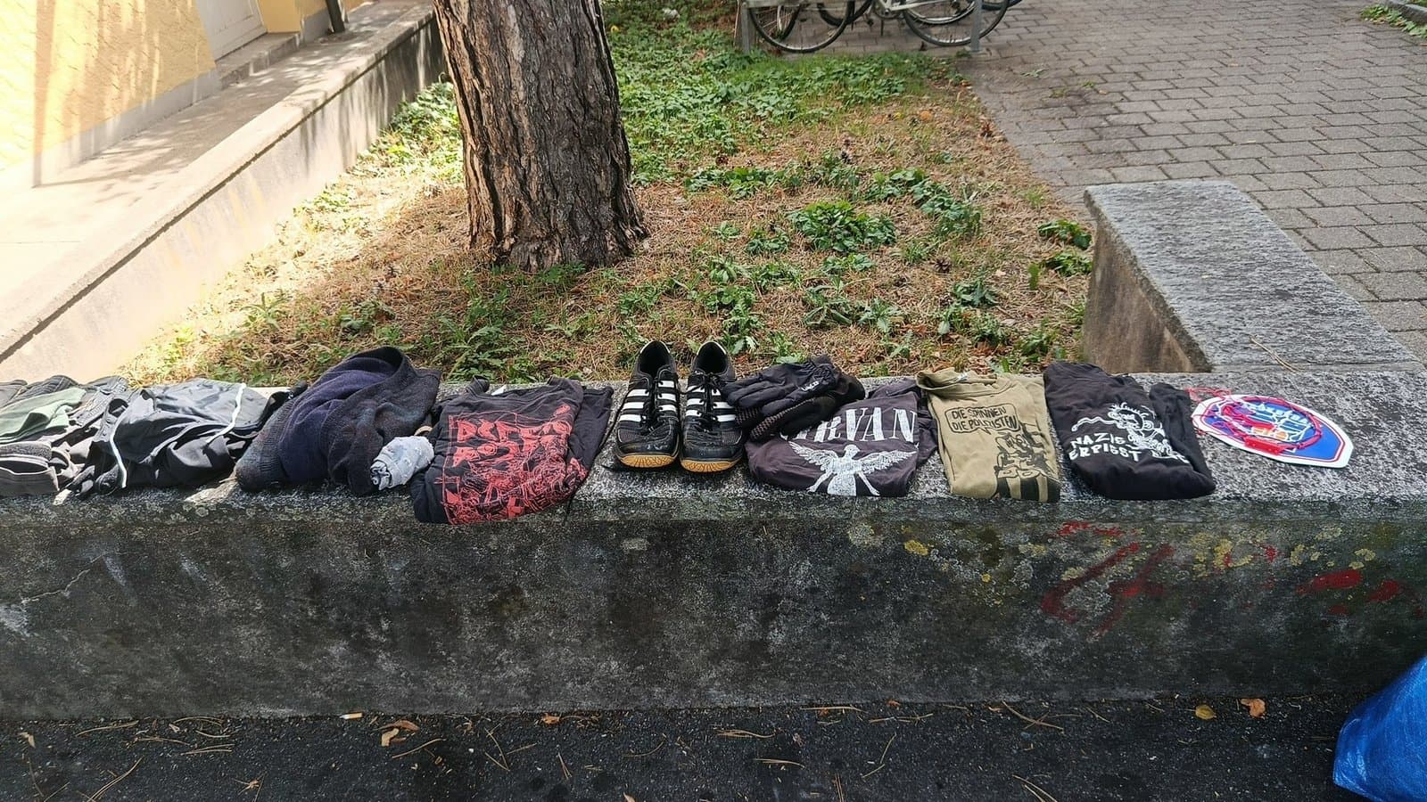 Kleidung und Schuhe