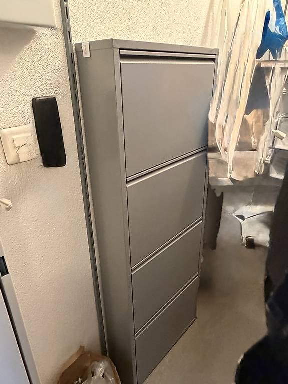 Zwei Schuhkästen a 4 Schubladen