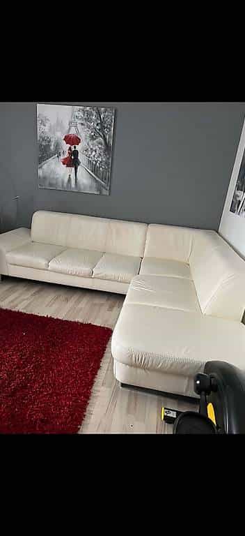 Sofa aus weissem Leder gratis abzugeben