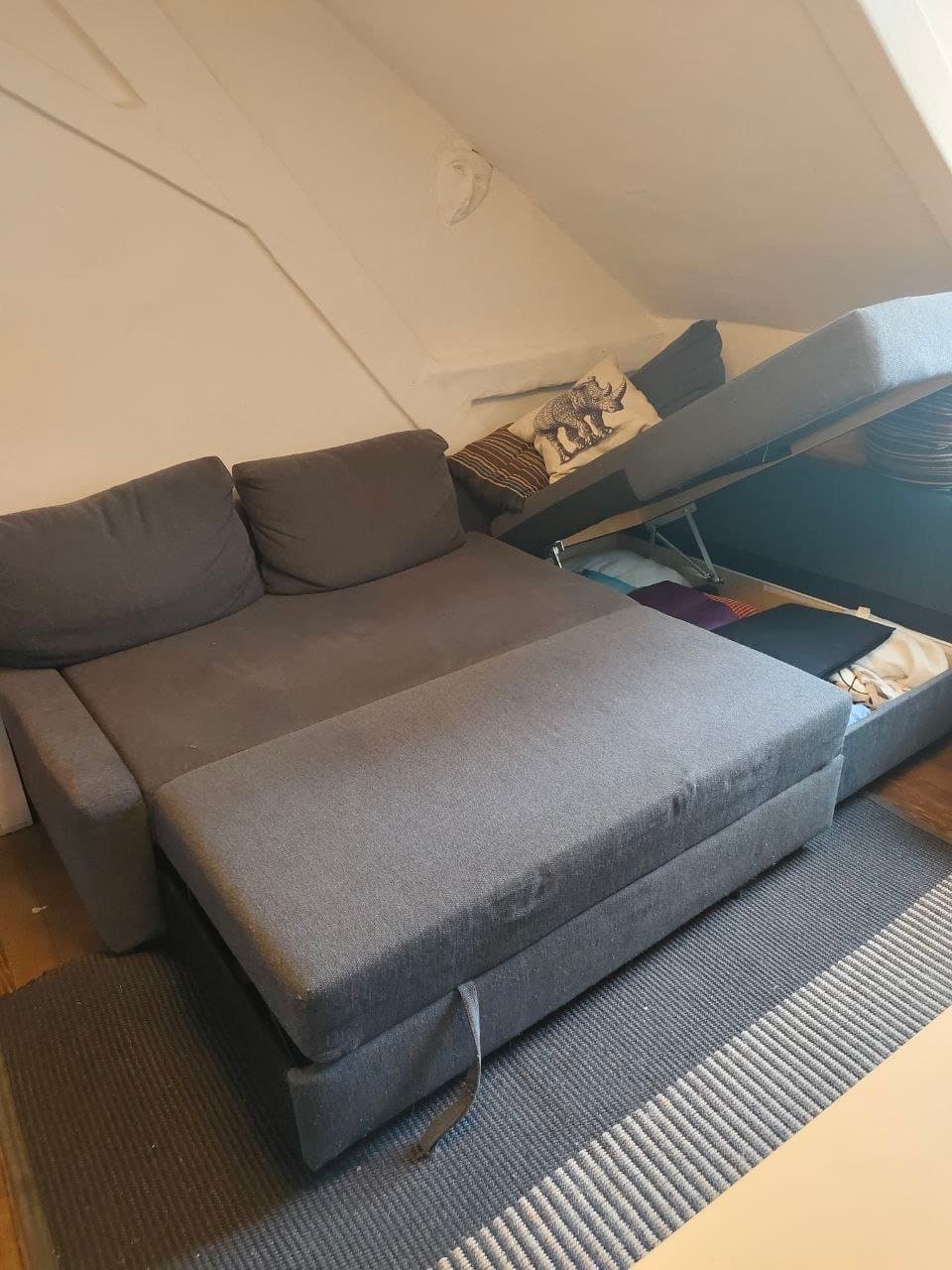 Grau-blaues Sofa mit Stauraum