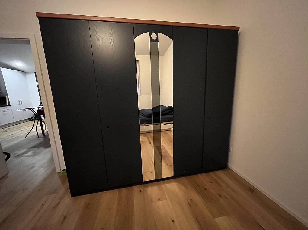 Armoire 5 portes avec une porte miroir