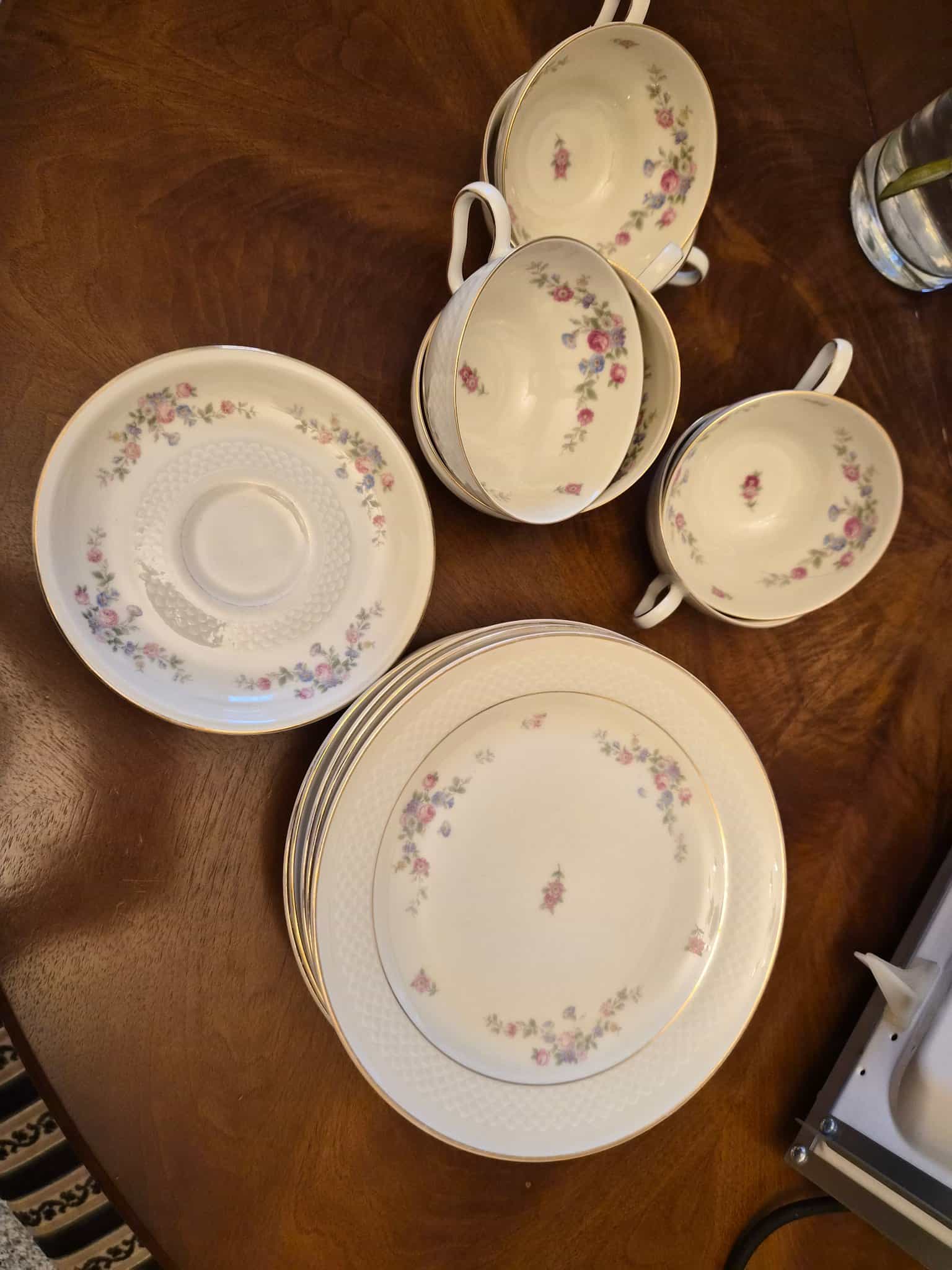 Geschirrservice mit Blumenmotiv, Porzellan, creme