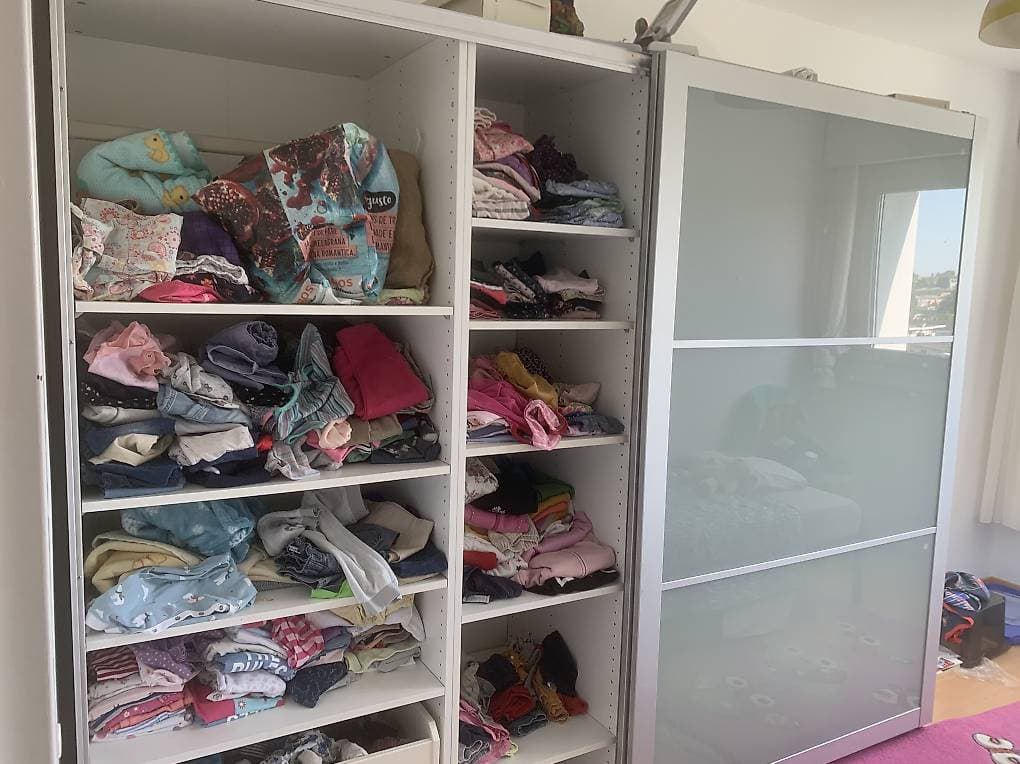 Kinderschrank mit Schiebetüren