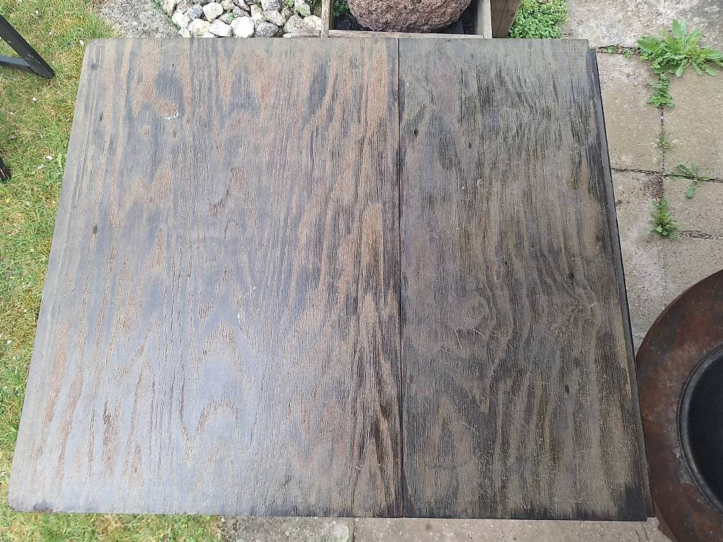 Gartentisch und Stühle