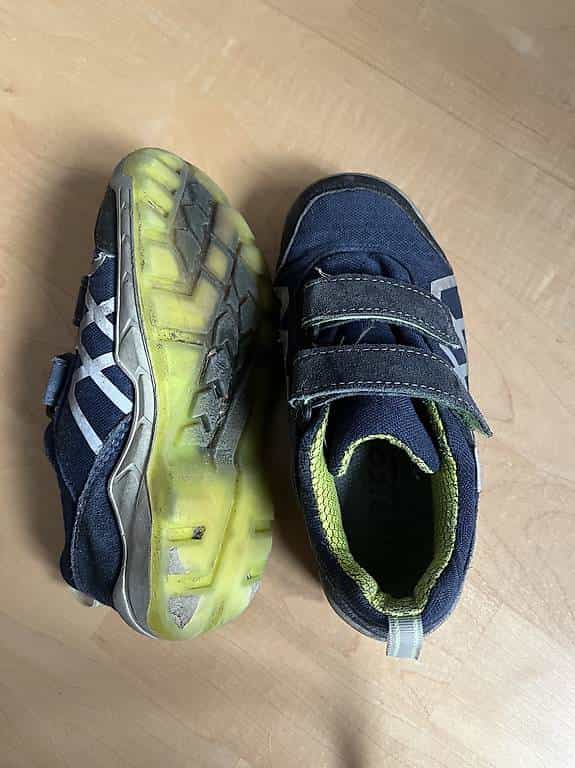 Turnschuhe Gr. 28
