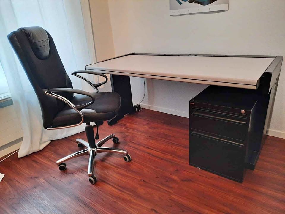 GRATIS Bürotisch mit Stuhl und Korpus