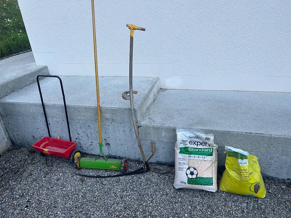 Rasendünger Vertikutierer Streuwagen Sense Sichel