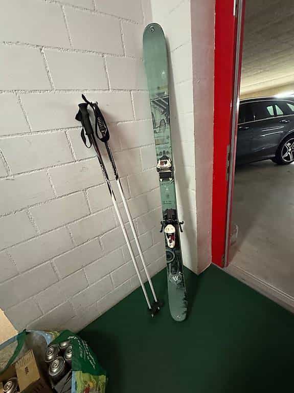 Herren Skis K2 mit Bindung, Skistöcke, Skischuhe