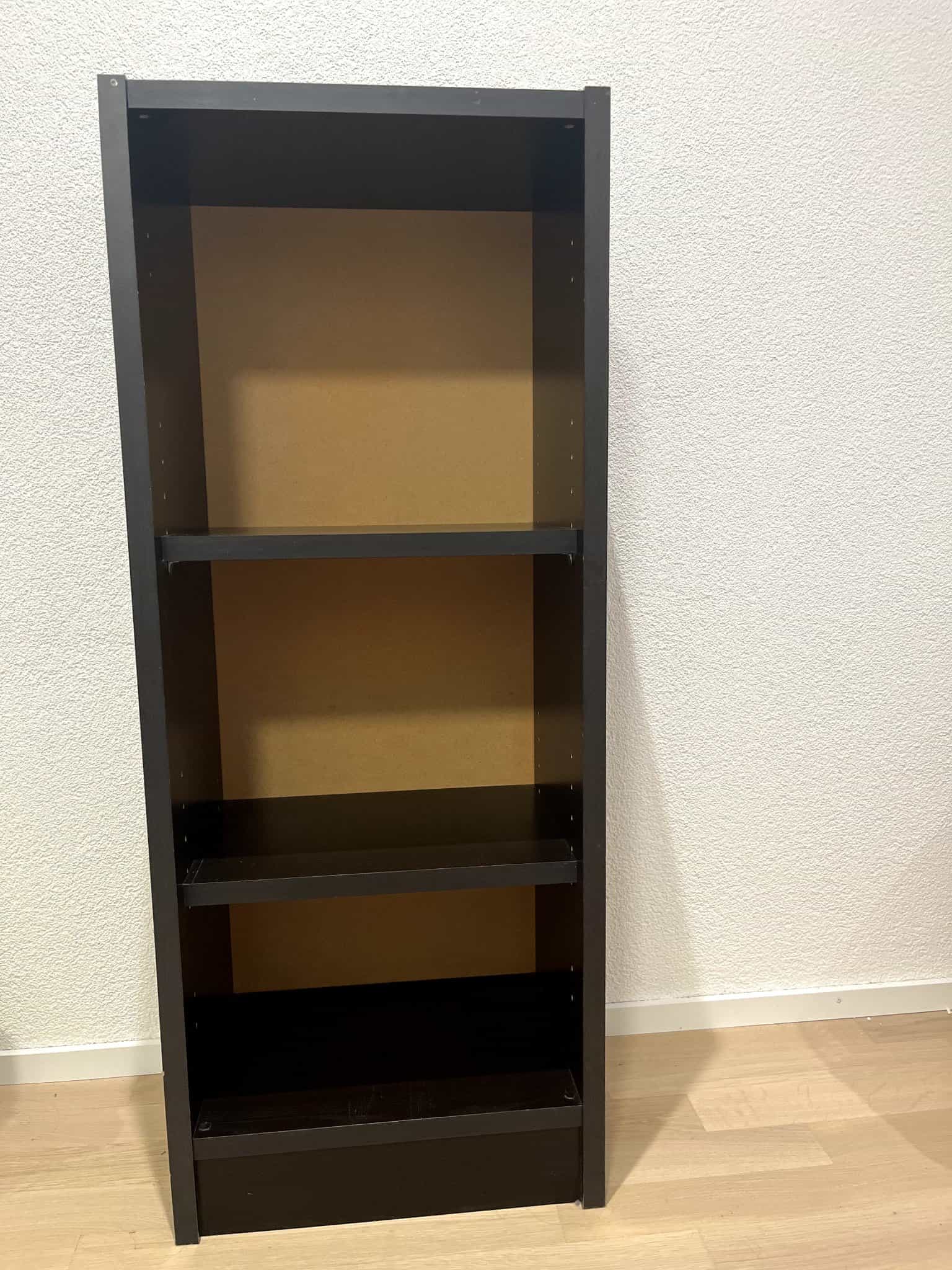 Schwarzes Regal mit 3 Fächern