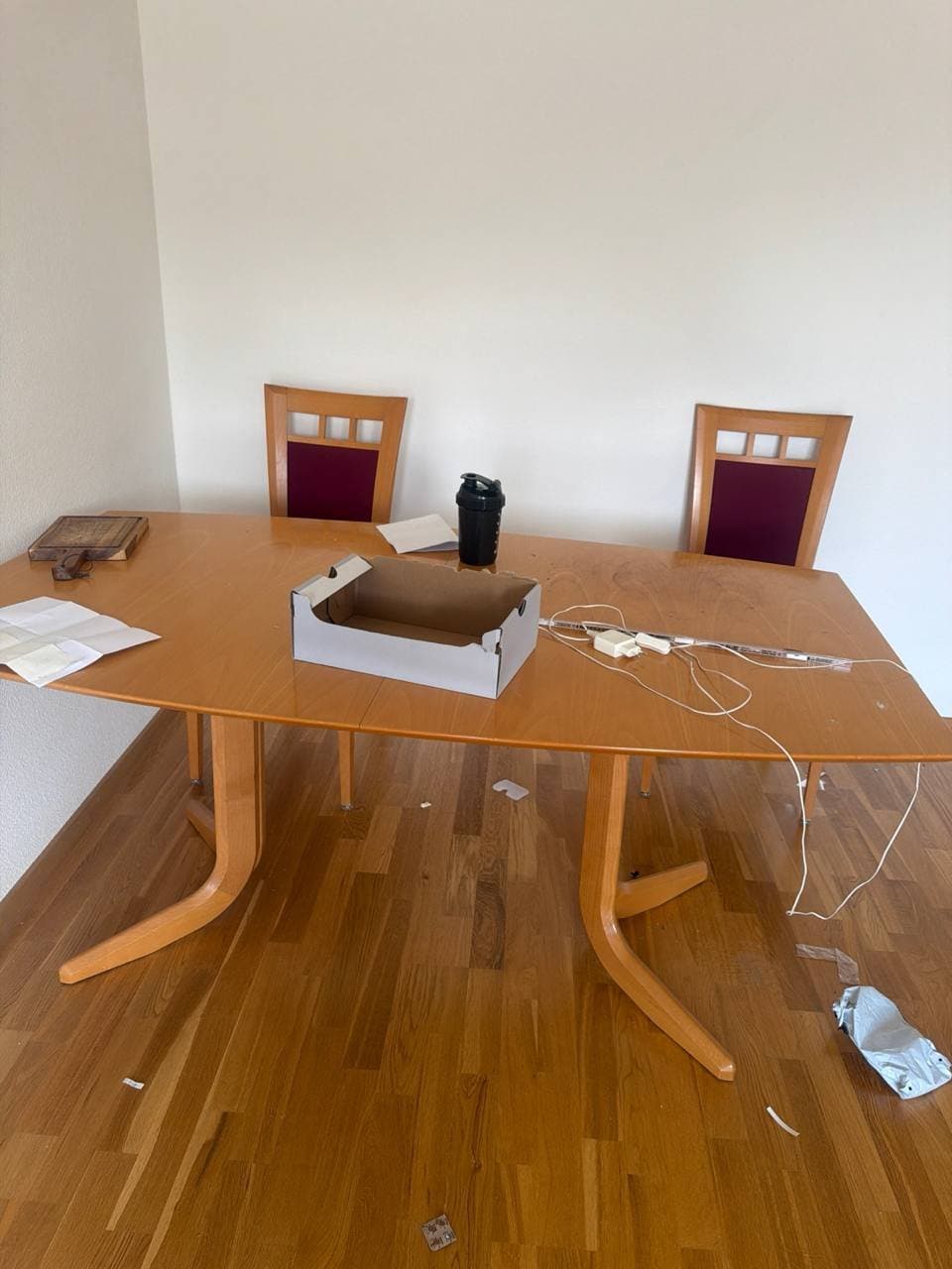 Holztisch mit Stühlen