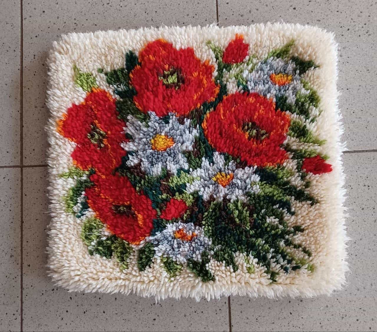 Geknüpfter Kissenbezug mit Blumenmuster