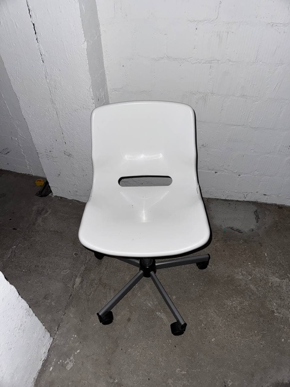 Weißer Bürostuhl mit Rollen