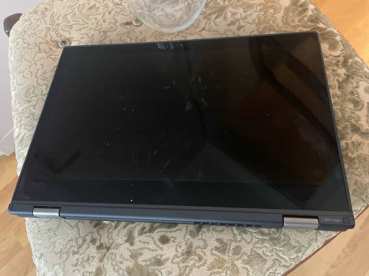 Stuhl, Weinkrug und defektes Lenovo Thinkpad