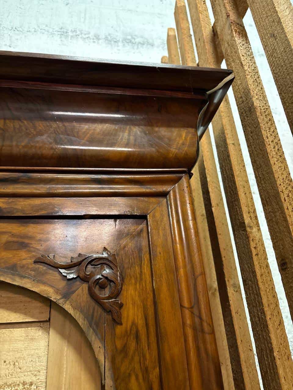 Alte Holzkommode mit Spiegelaufsatz