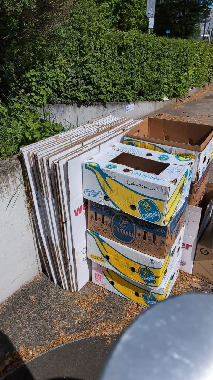 Umzugskartons und Platten