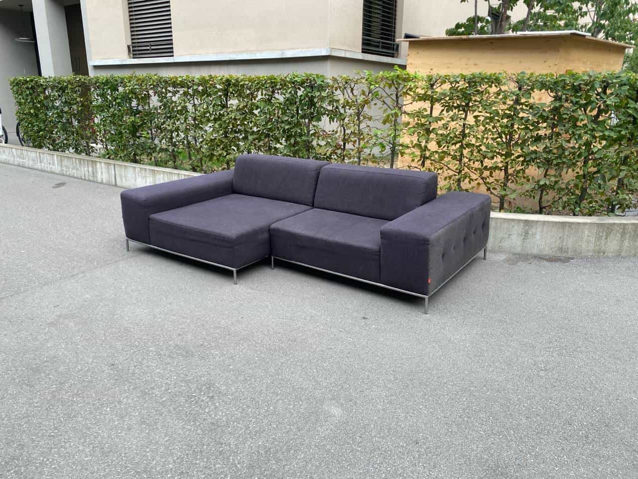 Dunkelblauer Sofa