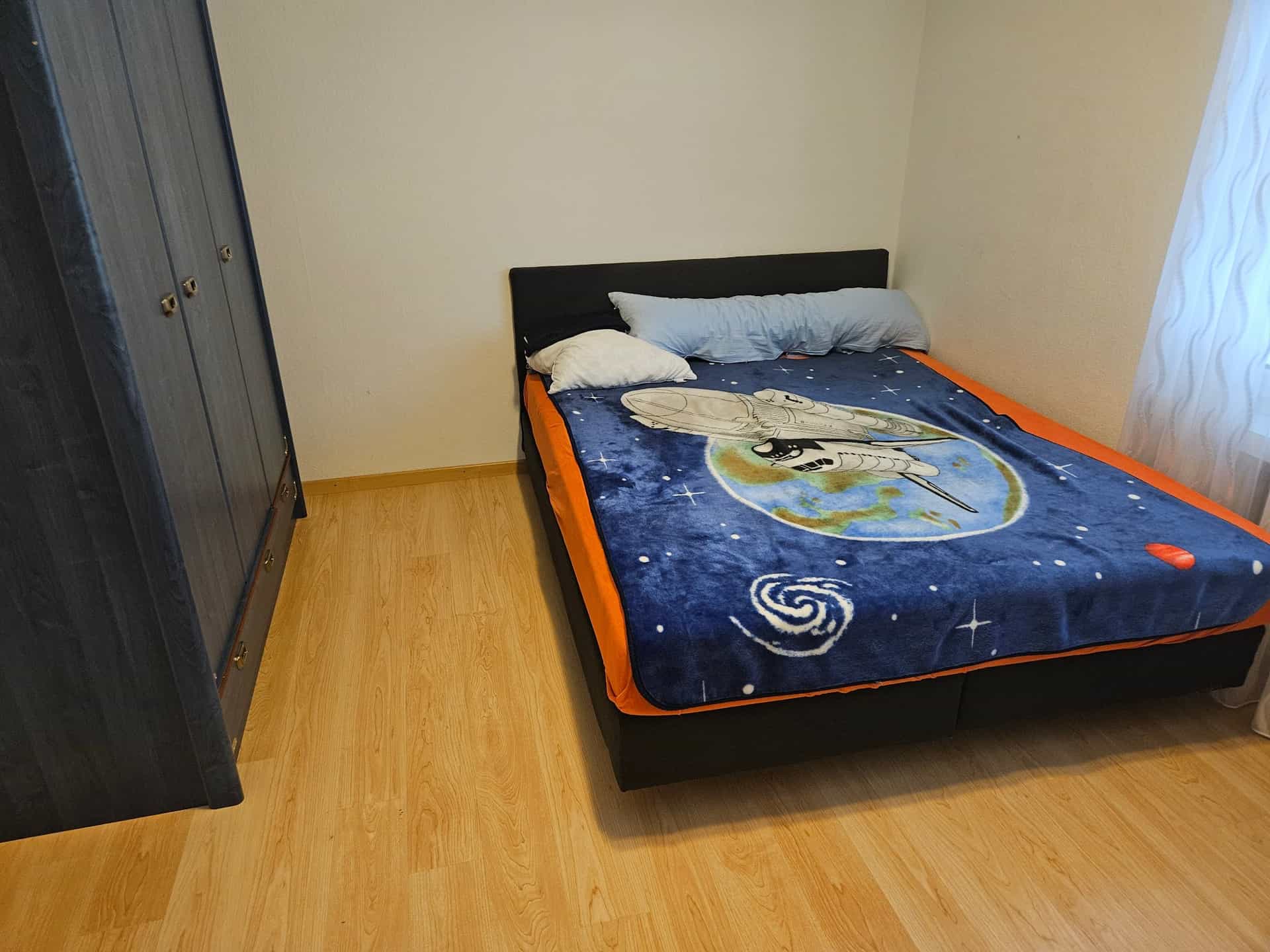 Doppelbett mit Bettkasten, dunkelgrau, Weltall-Decke
