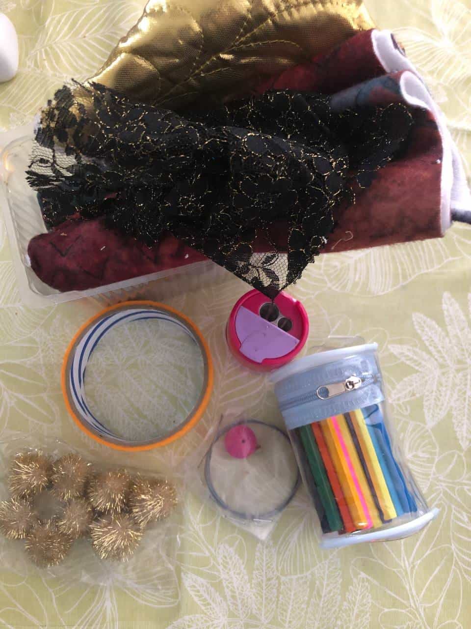 Stoffresten, Bastelsachen und Farbstifte