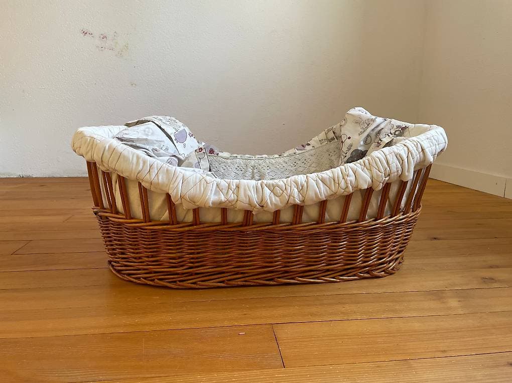 Korb, mit Stoffüberzug, gratis abzugeben
