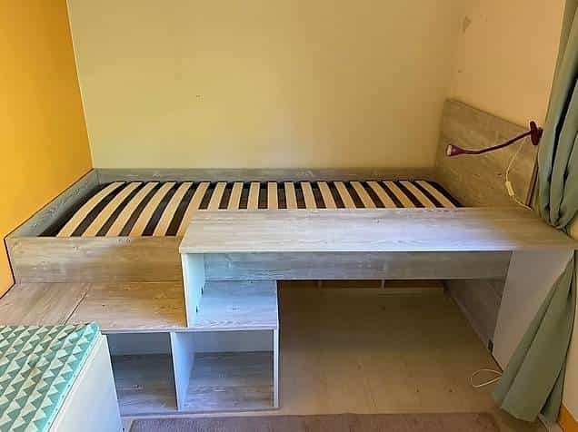 Lit enfant en bois avec rangements intégrés