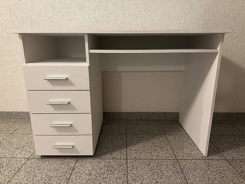 Einfaches Pult mit Alters- & Gebrauchsspuren