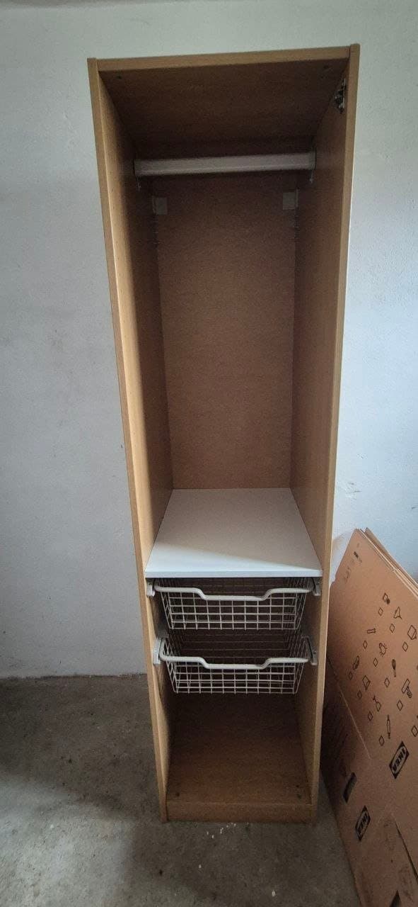 Schrank und Bürostuhl