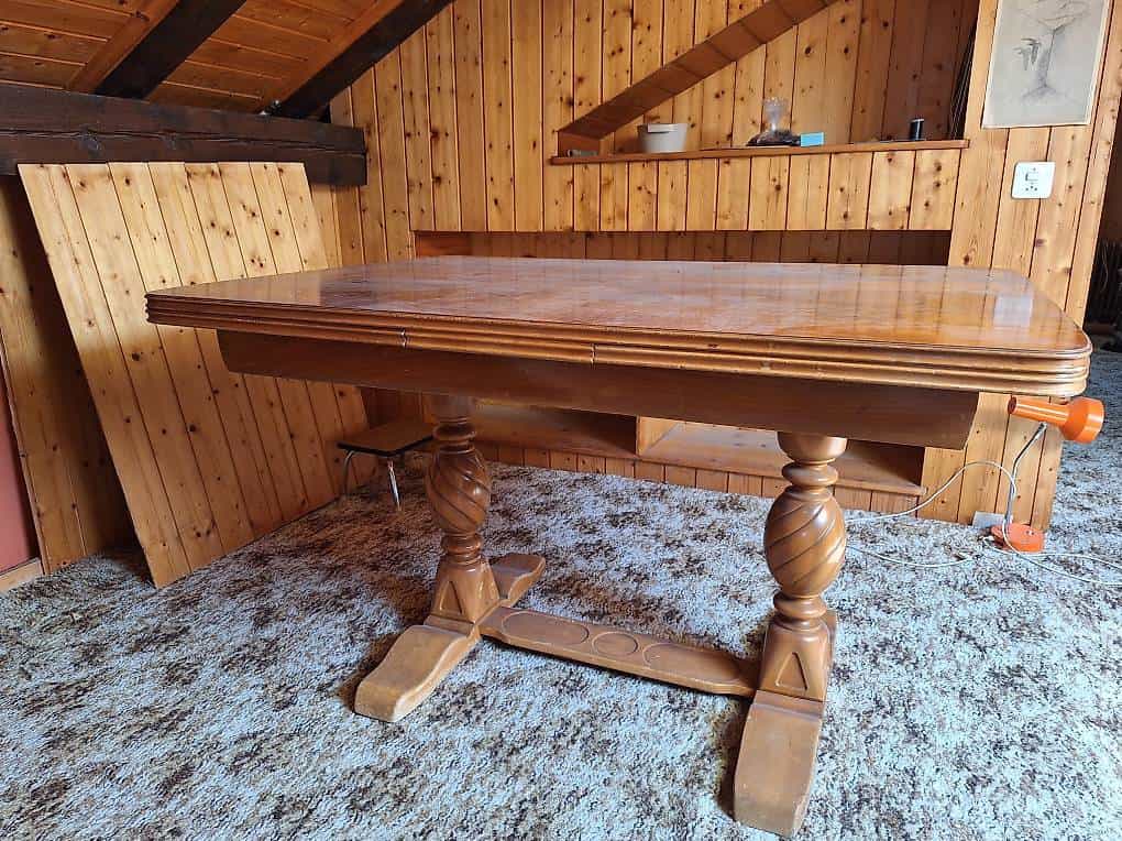 Table et 6 chaises en bon état à donner