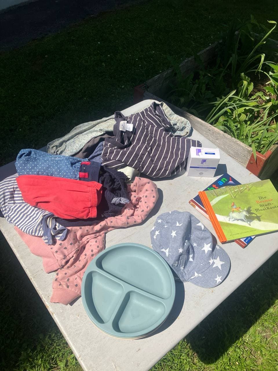 Kinderkleidung, Kinderbücher und Zubehör