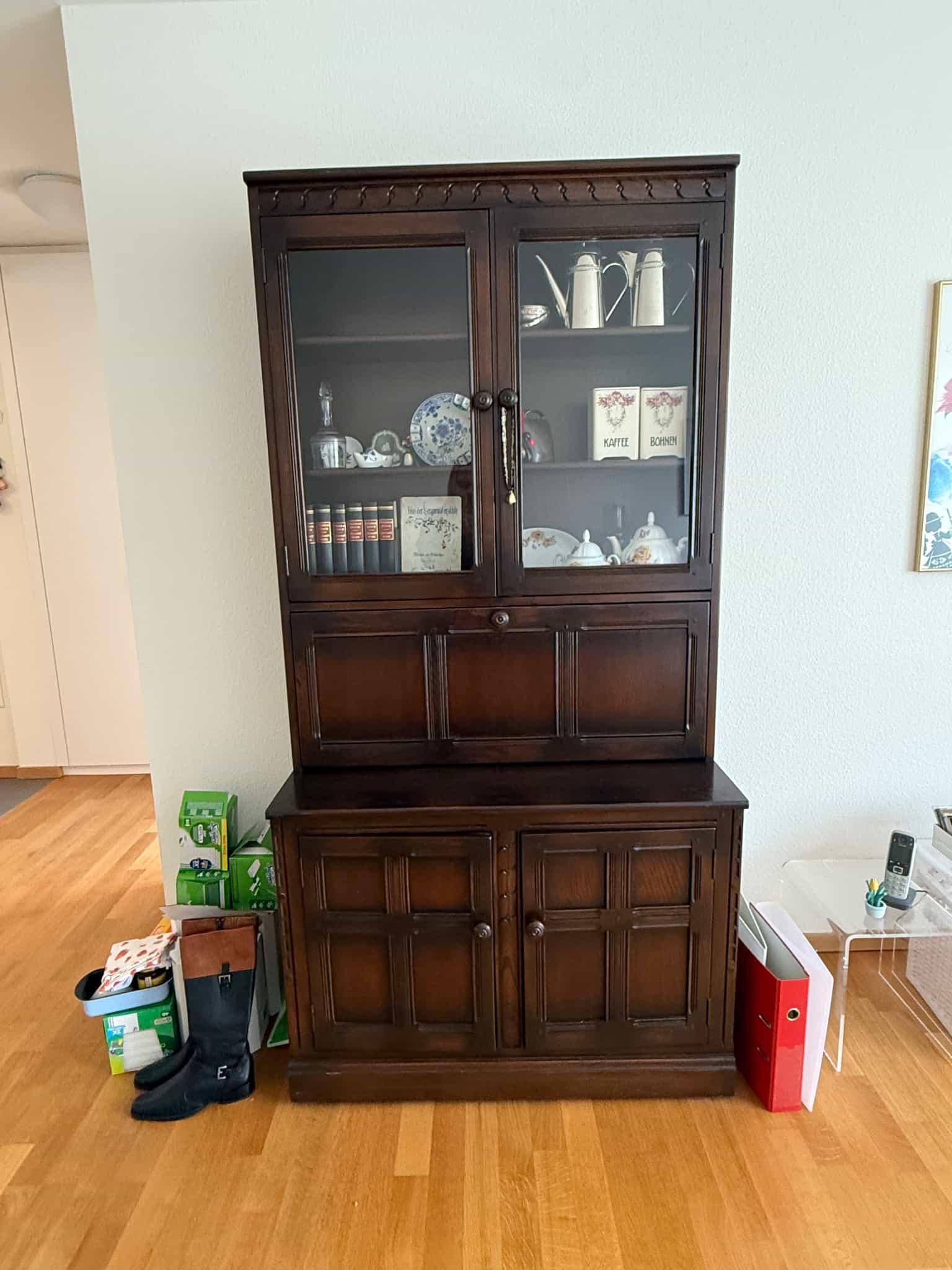 Bett, Kommoden, Esstisch, Waschmaschine, Buffetschrank