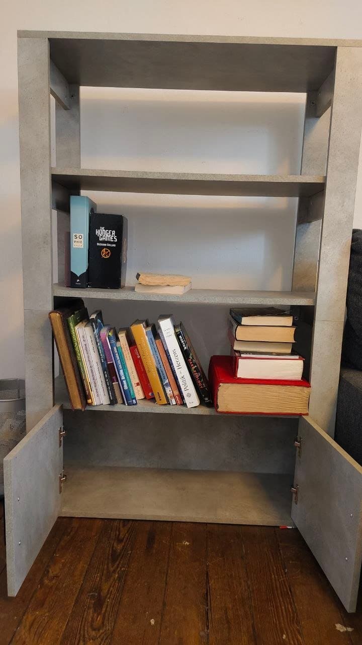 Betonregal mit Türen und Bücher