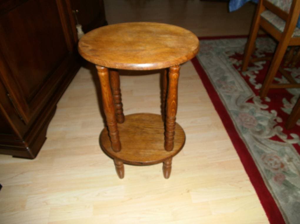 Schönes antikes Beistelltischli