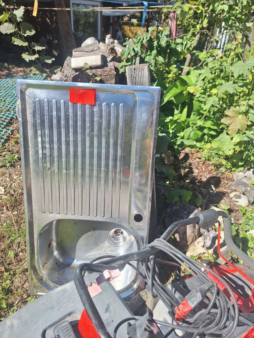 Tondeuse électrique et évier de cuisine