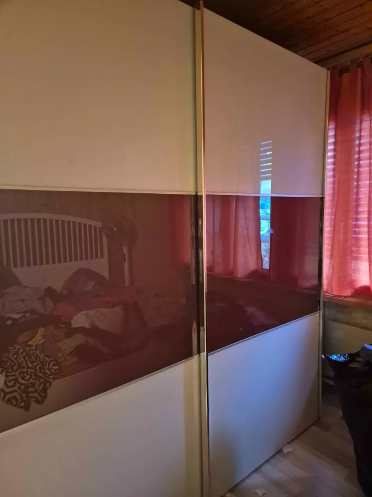 Wir ziehen um und haben viele Sachen gratis abzugeben – Schränke, Bett, Kleider usw.
Kommen Sie gern