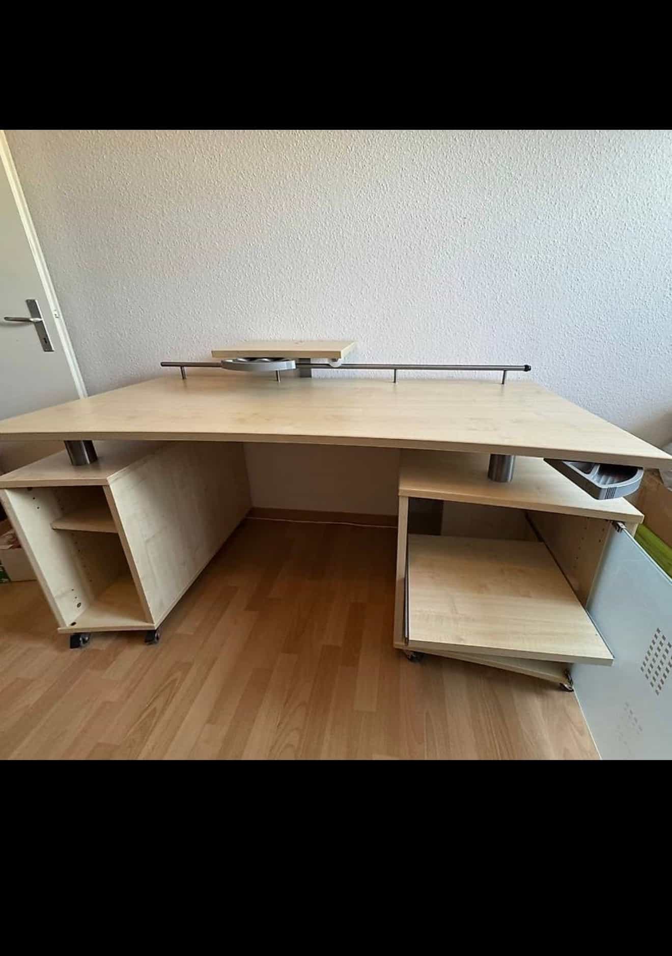Schreibtisch mit Rädern zu Verschenken