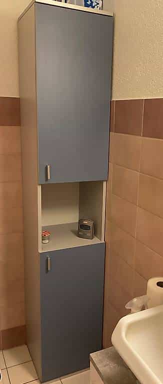 Gratis: Blauer Badezimmerschrank