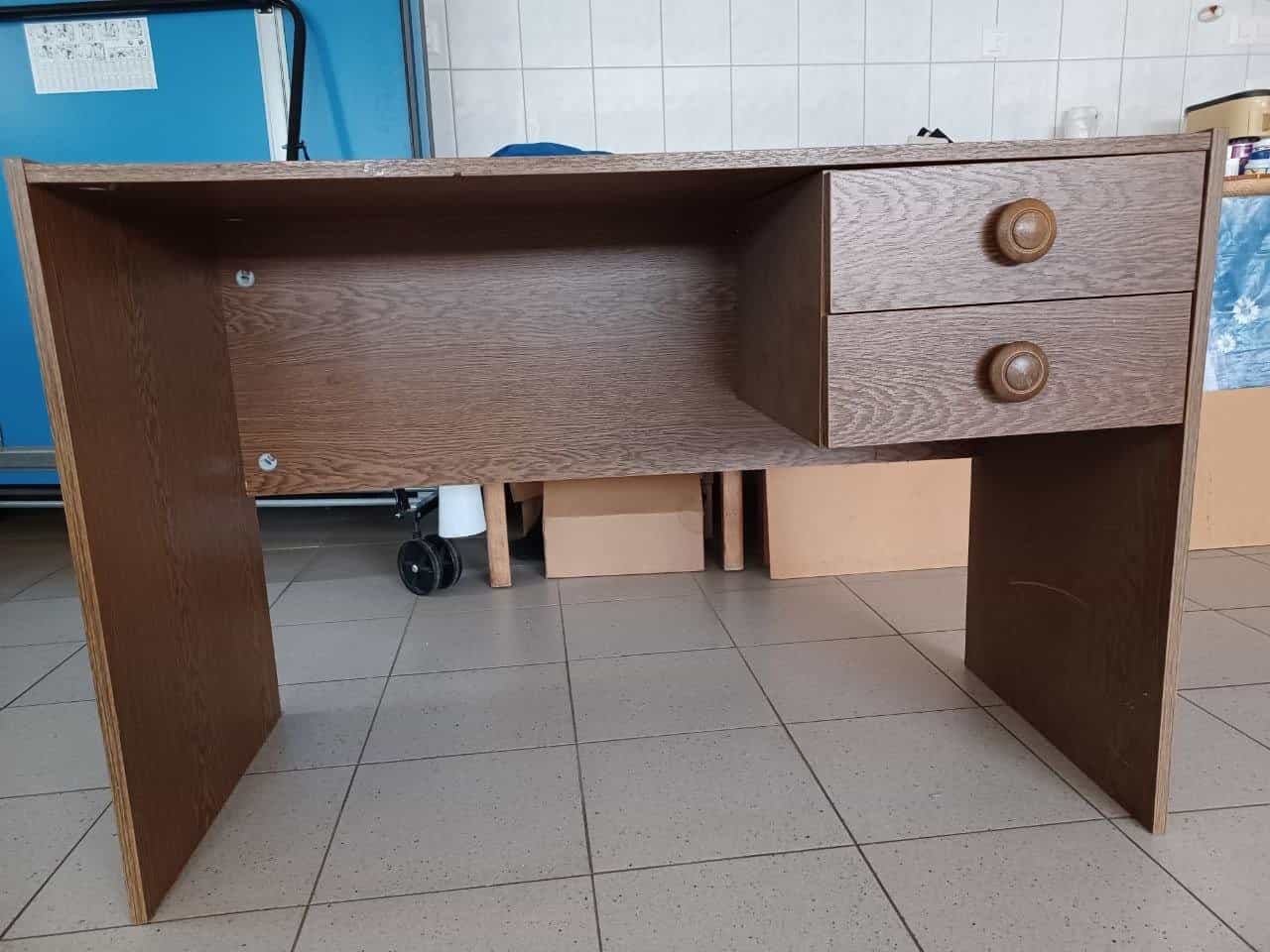 Holzschreibtisch mit Riss geflickt