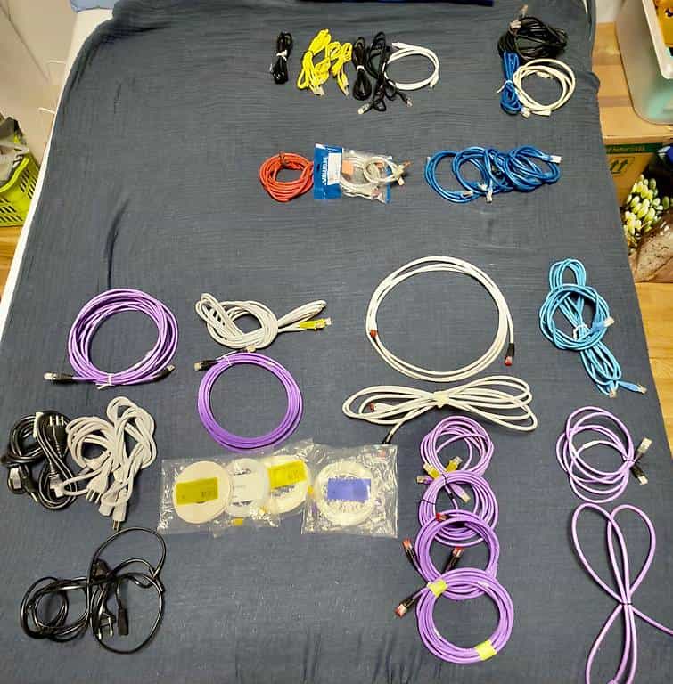 Diverse LAN Kabel und Stromkabel