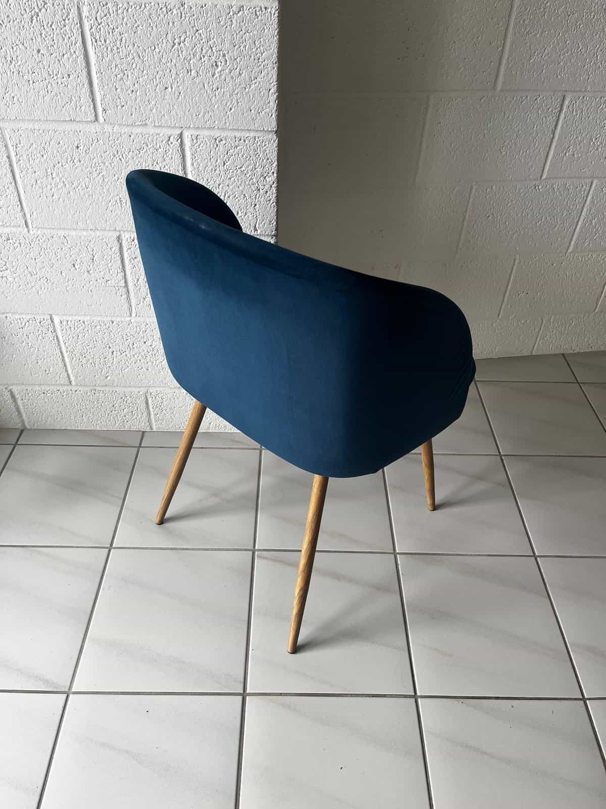 3 chaises bleues en tissu