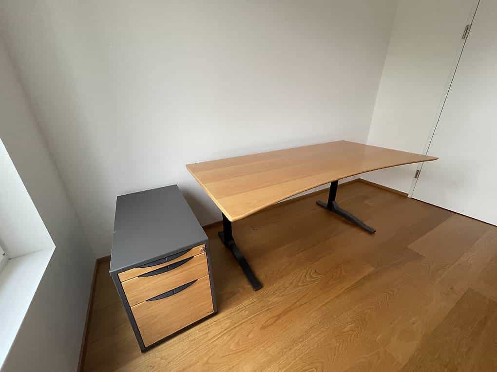 Bürotisch mit Korpus