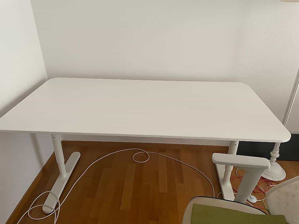 GRATIS: IKEA Höhenverstellbarer Schreibtisch & Bürostuhl