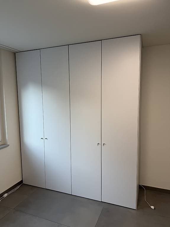 Deckenhoher Kleiderschrank zu verschenken