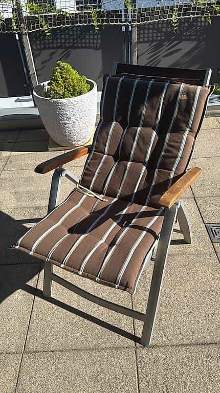 Zwei Garten-Positionssessel mit Sitzauflage
