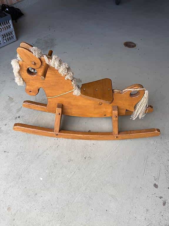 Schaukelpferd aus Holz gratis abzugeben