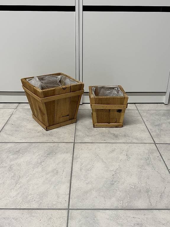 Zwei Pflanzentöpe aus Holz gratis abzugeben