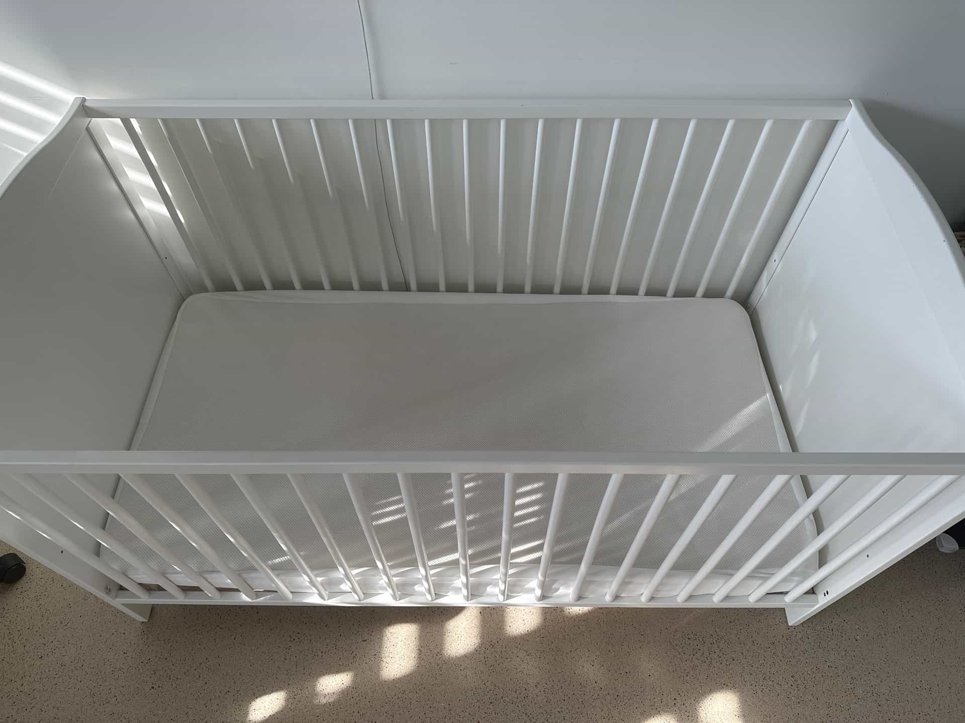 Baby crib, white